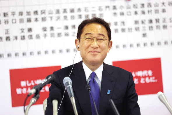 기시다 후미오(岸田文雄) 일본 총리가 중의원 총선거가 치러진 지난달 31일 도쿄(東京) 자민당 중앙 당사에서 ‘절대안정 다수’ 의석까지 차지한 성적표를 받아들고 웃음을 짓고 있다. [AP]