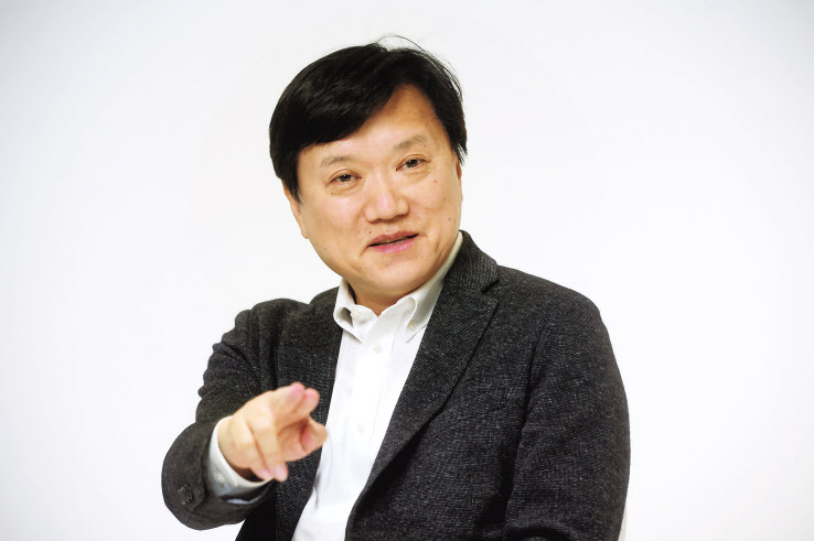 김현수 대한국토도시계획학회 회장(단국대 교수)이 지난달 25일 서울 용산구 헤럴드스퀘어에서 헤럴드경제와 인터뷰를 가졌다. 김 회장은 모빌리티 혁명에 따라 도심의 중심이 환승역세권으로 이동할 것이라고 밝혔다. 박해묵 기자