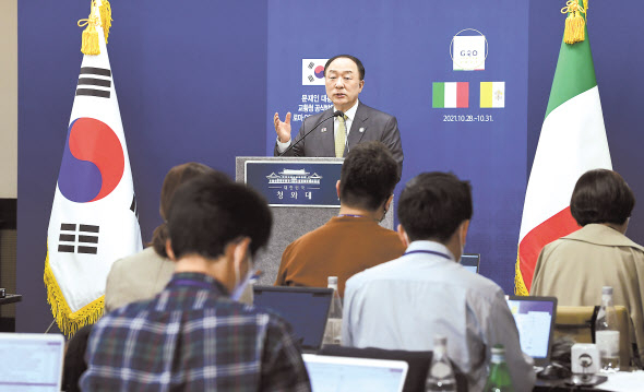 문재인 대통령의 주요 20개국(G20) 정상회의 참석 수행차 이탈리아 로마를 방문한 홍남기 경제부총리 겸 기획재정부 장관이 31일(현지시간) 로마 프레스센터에서 G20 정상회의 결과 및 성과 등을 브리핑하고 있다. 홍 부총리는 이 자리에서 디지털세 합의안을 추인과 관련, “한국 정부는 국익을 극대화하는 관점에서 협상에 임해왔다”며 “이번 합의로 인해 한국 정부의 세수가 약간 늘어나게 될 것”이라고 밝혔다. [연합]