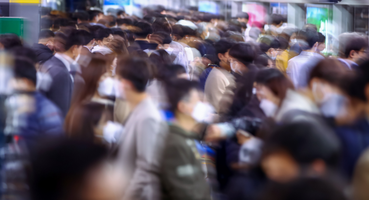 단계적 일상회복(위드 코로나) 시행 첫날인 지난 1일 오전 서울역에서 시민들이 각자 저마다의 일터로 향하고 있다. [연합뉴스]