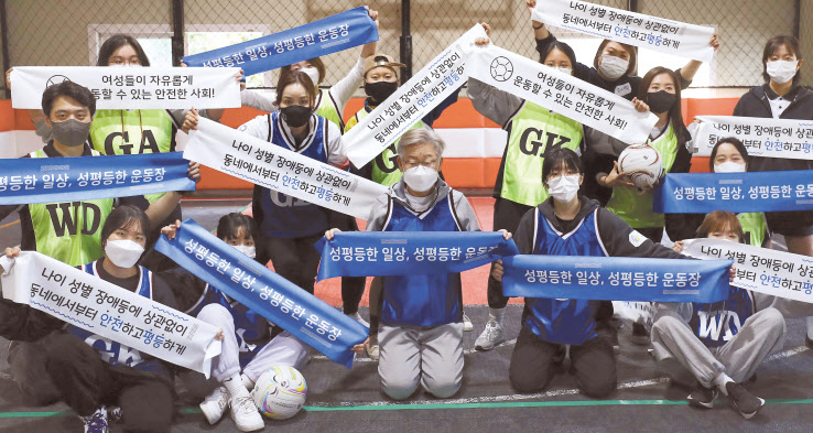이재명 더불어민주당 대선 후보가 10월 31일 오전 경기도 고양시 덕양구 상암 농구장에서 2030 여성들과 ‘넷볼’(영국에서 농구를 모방해 만들어진 여성 전용 스포츠) 경기를 체험한 뒤 참석자들과 기념촬영을 하고 있다. [연합]
