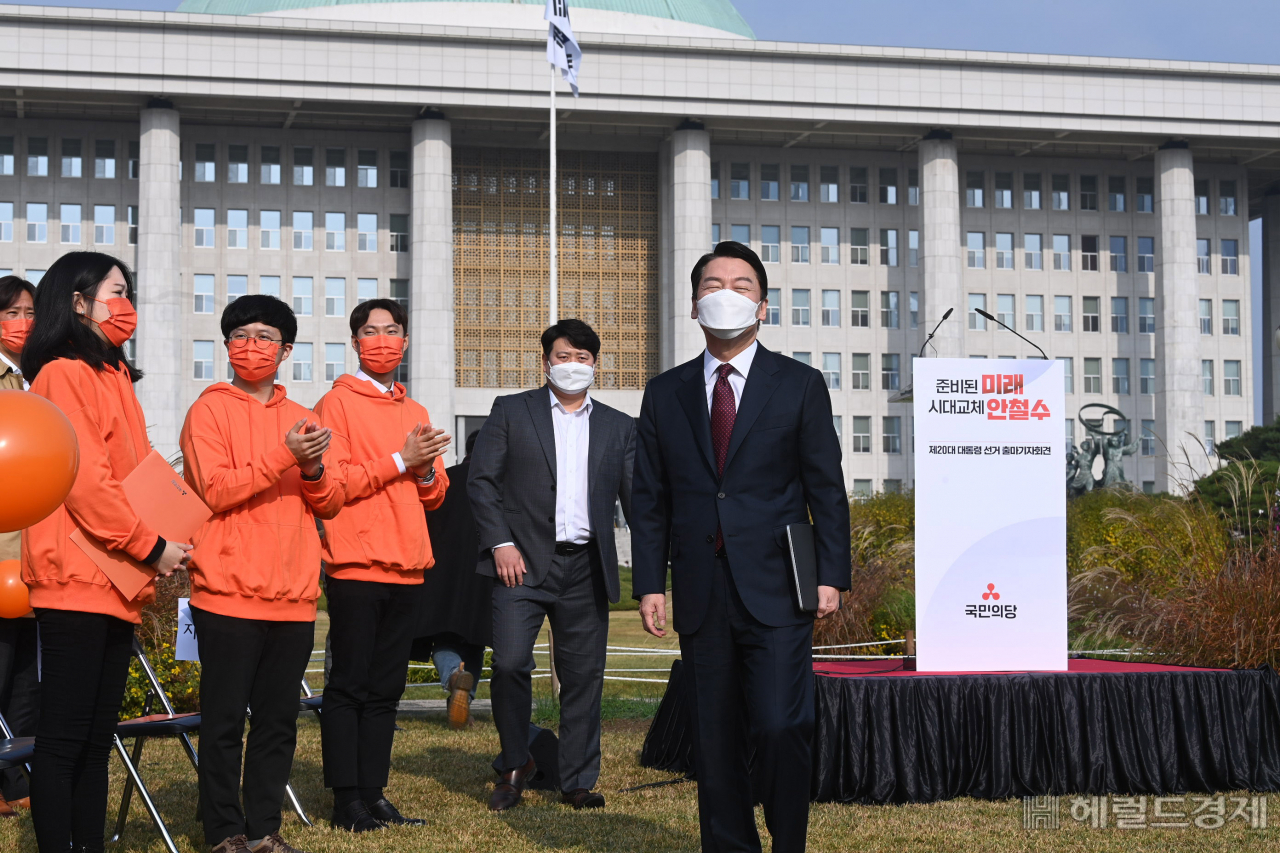 [헤럴드경제=이상섭 기자] 안철수 국민의당 대표가 1일 오전 국회 잔디광장에서 20대 대통령 선거 출마 선언을 위해 입장하고 있다.