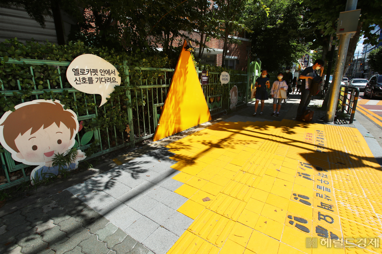 성동구가 초등학교 앞 횡단보도에 설치한 옐로카펫 싸인블록. [성동구 제공]