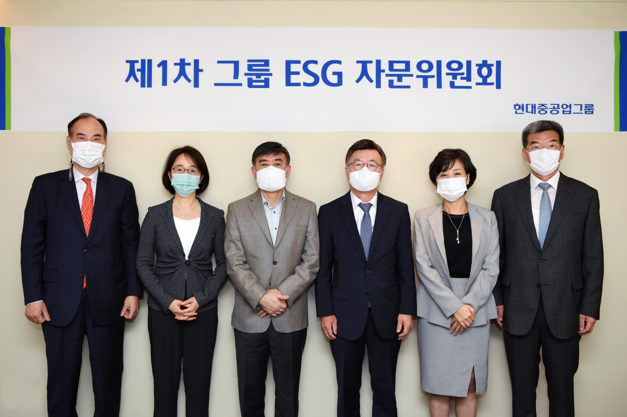 현대중공업그룹이 최근 제1차 ESG자문위원회를 개최했다. 오른쪽부터 가삼현 현대중공업그룹 CSO(부회장), 박순애 서울대 행정대학원 교수, 이규용 한국환경한림원 회장, 배수일 성균관대 경영대학원 교수, 김태진 고려대 법학전문대학원 교수, 오세헌 한국조선해양 CSO(사장). [현대중공업그룹 제공]