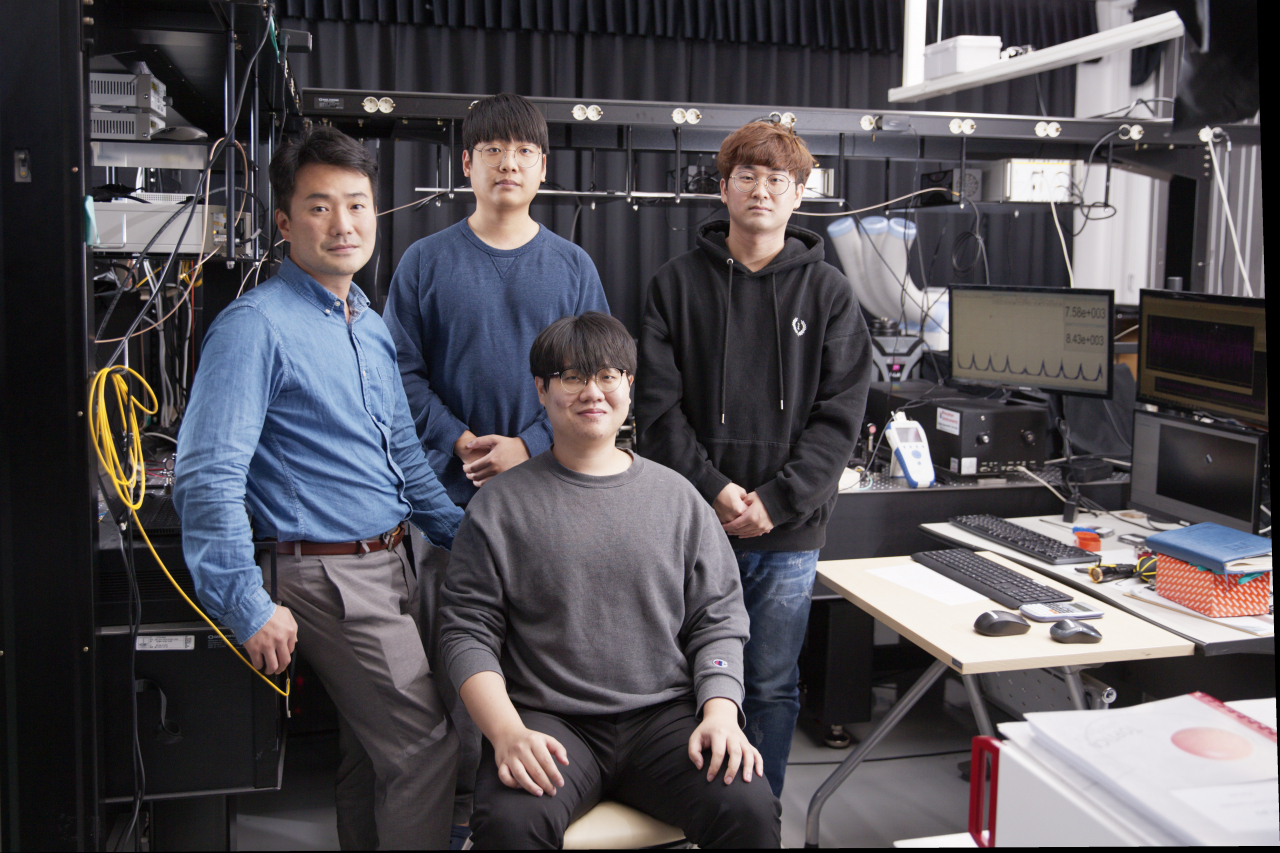 김제형(왼쪽 끝) UNIST 물리학과 교수 연구팀.[UNIST 제공]