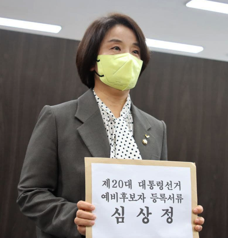 정의당 심상정 대선후보의 이은주 비서실장이 1일 경기도 과천 중앙선거관리위원회에서 대선 예비후보를 등록하기 위해 이동하고 있다. [연합]