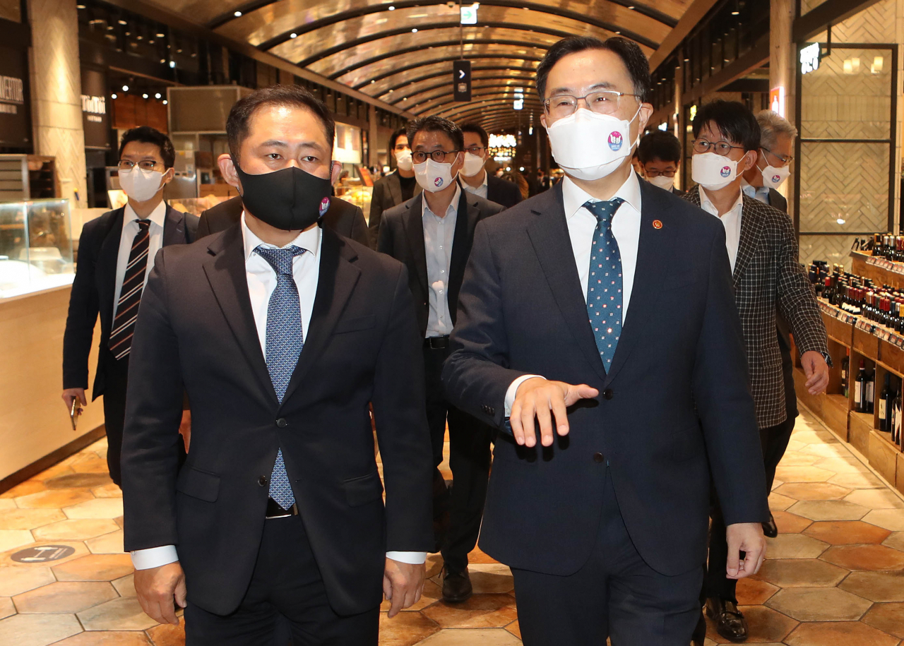 문승욱 산업통상자원부 장관(오른쪽)이 '2021 코리아세일페스타' 개막 첫날인 1일 대구 신세계백화점을 방문해 정해용 대구시 경제부시장과 행사 현장을 점검하고 있다. ［연합］