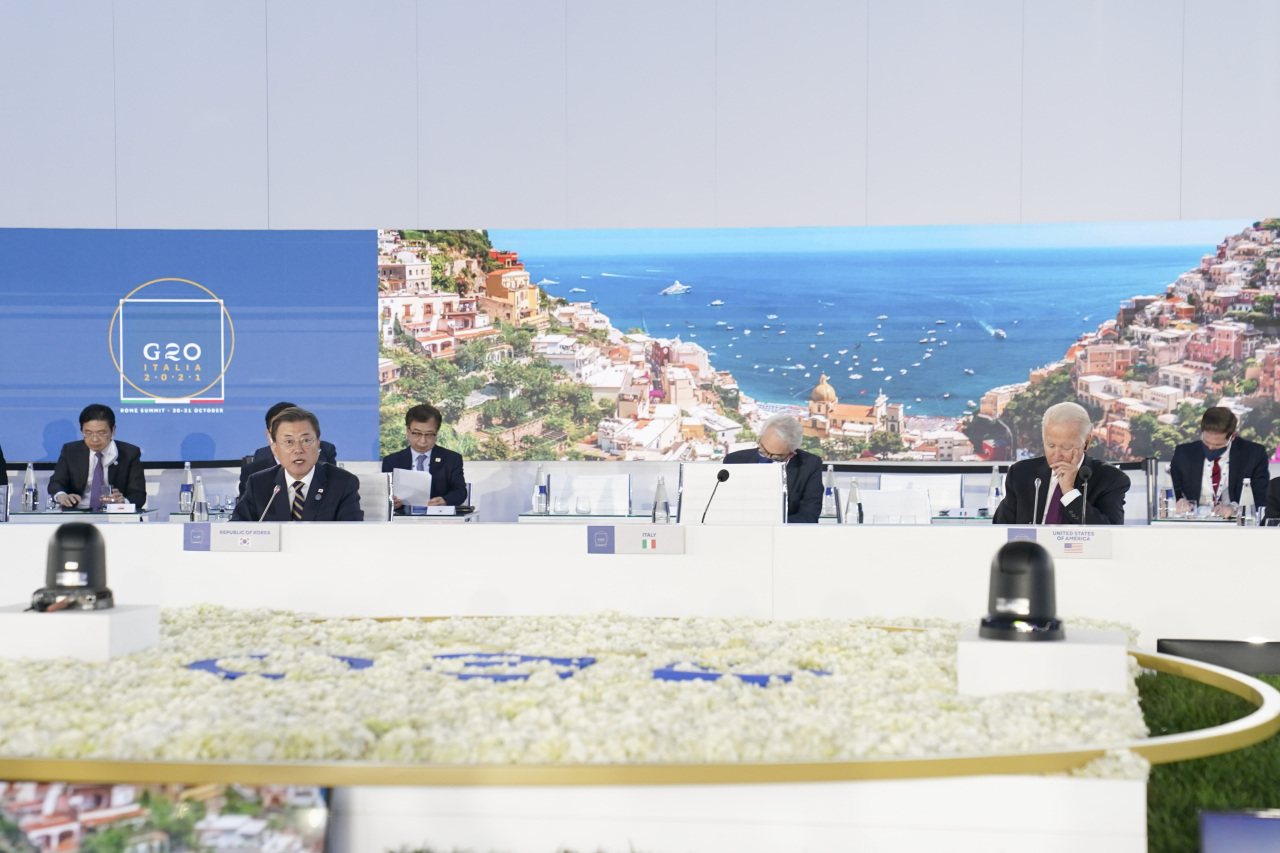 President Moon Jae-in speaks at a global supply chain summit hosted by US President Joe Biden on the sidelines of the gathering of the G-20 leaders in Rome on Sunday. (Yonhap)