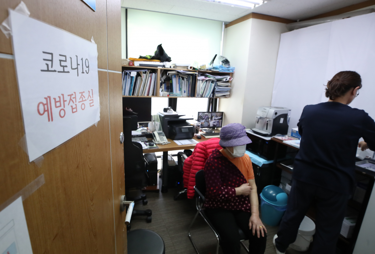 대구시 코로나19 예방접종 시행 추진단은 단계적 일상회복 안착을 위해 미접종자와 불완전 접종자, 접종 시간 경과로 접종 효과가 감소한 고위험군 등을 대상으로 추가 접종을 확대 시행한다고 1일 밝혔다. 사진은 지난달 25일 서울 동작구의 한 의원에서 시민이 코로나19 백신 추가접종을 받고 있는 모습. [연합]