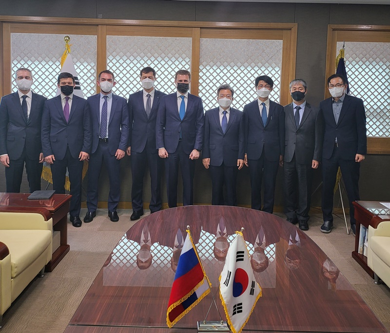 러시아 극동북극개발부 장관 일행이 1일 인천경제자유구역청을 방문하고 기념사진을 촬영하고 있다.