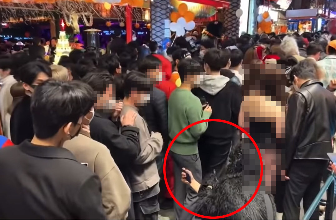 ‘핼러윈 데이’를 맞은 10월의 마지막 주말 이태원에서 고릴라 분장을 한 남성이 버니걸 분장을 한 여성의 신체를 불법 촬영하는 모습. [유튜브 영상 갈무리]