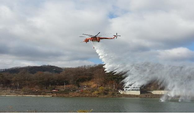 경북도는 오는 12월말까지를 산불조심기간으로 정하고 산불방지에 총력 대응하기 위해 ‘산불방지대책본부’를 설치해 운영한다고 1일 밝혔다. 사진은 경기도가 1일부터 다음 달 15일까지 '가을철 산불 조심 기간'으로 정하고 단풍철 등산객 증가에 대비해 산불방지 활동에 나선다고 1일 밝혔다. 사진은 산불 진화 훈련 중인 모습. [경기도 제공·연합]