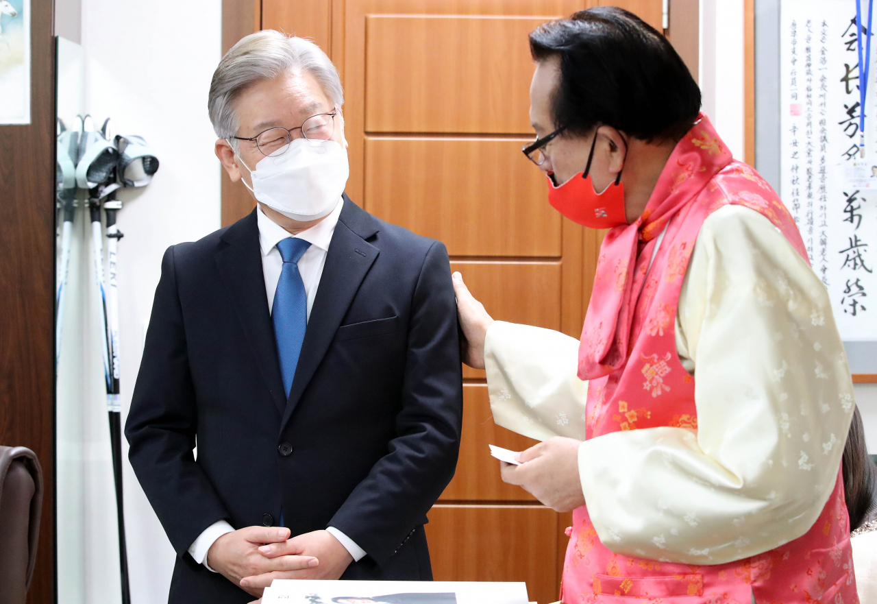 더불어민주당 이재명 대선 후보가 1일 오후 서울 용산구 대한노인회를 방문해 김호일 회장과 대화하고 있다. [연합]