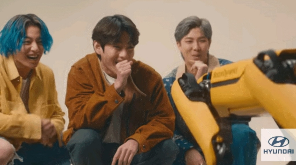 방탄소년단(BTS)이 보스톤 다이내믹스가 개발한 로봇개 ‘스팟(Spot)’과 이야기를 나누고 있는 모습 [보스톤 다이내믹스 유튜브]
