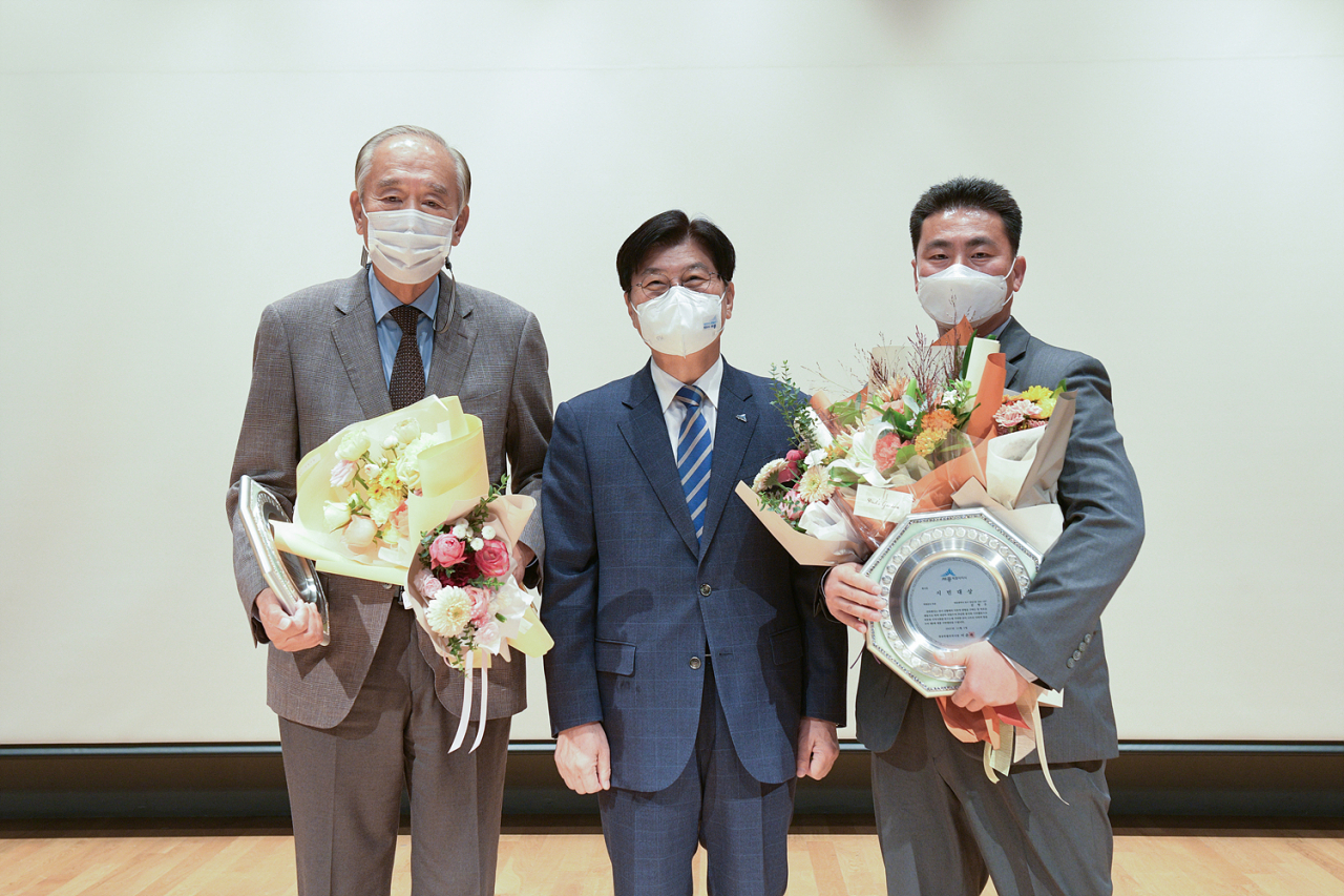 (왼쪽부터) 최윤묵(77) 서창산업 대표, 이춘희 세종시장, 김영우 세종도시교통공사 사원[사진=세종시청 제공]