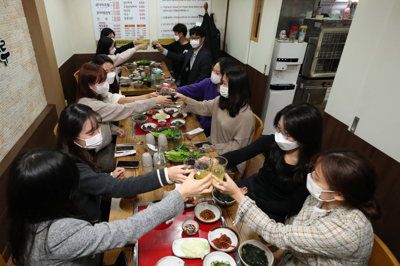 단계적 일상회복(위드 코로나)이 시작된 1일 낮 광주 북구 용봉동 한 음식점에서 12명 모임을 가진 식당 이용객이 음료수 잔을 부딪치고 있다. [연합]