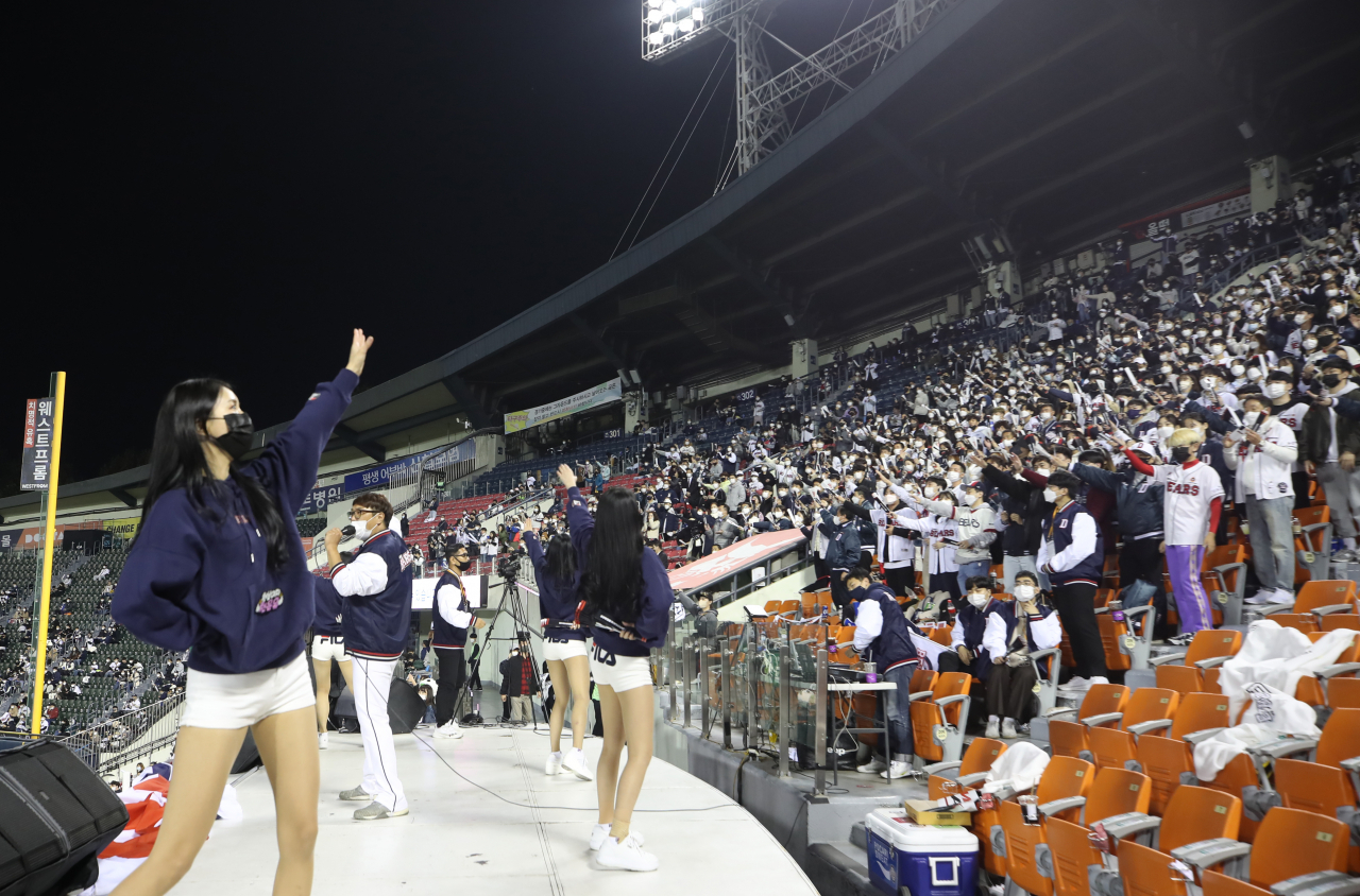 1일 오후 서울 송파구 잠실야구장에서 열린 프로야구 2021 신한은행 쏠(SOL) KBO 포스트시즌 와일드카드 결정전 키움 히어로즈와 두산 베어스의 경기에서 관중이 응원을 하고 있다. [연합]