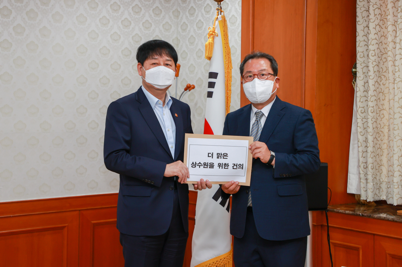 조광한(오른쪽) 남양주시장이 구윤철 국무조정실장을 만나 ‘수도권 상수원 다변화’ 추진을 건의했다.
