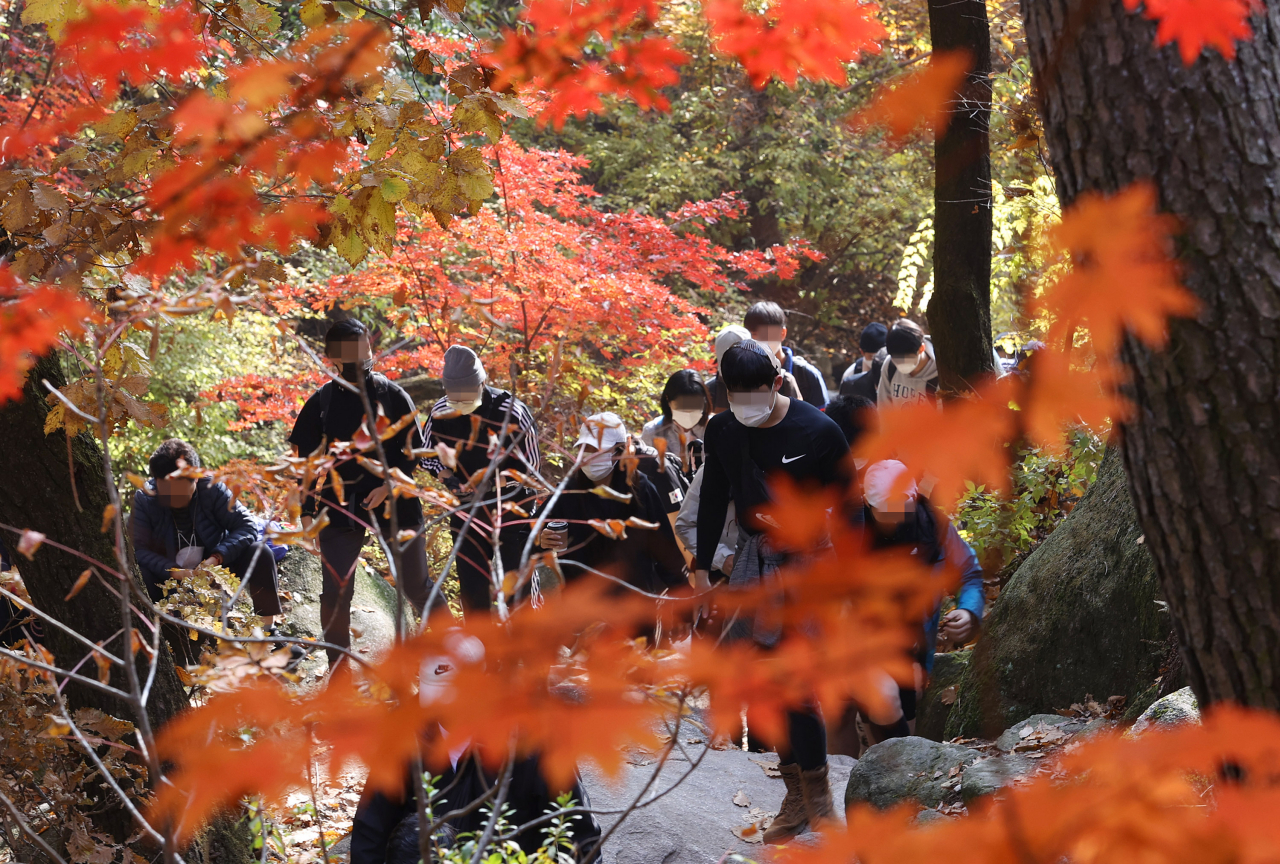지난 31일 오전 서울 강북구 북한산국립공원을 찾은 등산객이 가을 날씨를 즐기고 있다. [연합]