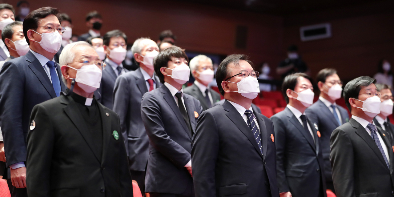 김부겸 국무총리가 16일 오전 경남 창원시 3·15 아트센터에서 열린 제42주년 부마민주항쟁기념식에서 여야 대표 및 참석자들과 애국가를 제창하고 있다. 왼쪽부터 더불어민주당 송영길 대표, 송기인 부마민주항쟁기념재단 이사장, 국민의힘 이준석 대표, 김 총리, 국민의당 안철수 대표, 전해철 행정안전부 장관. [연합]
