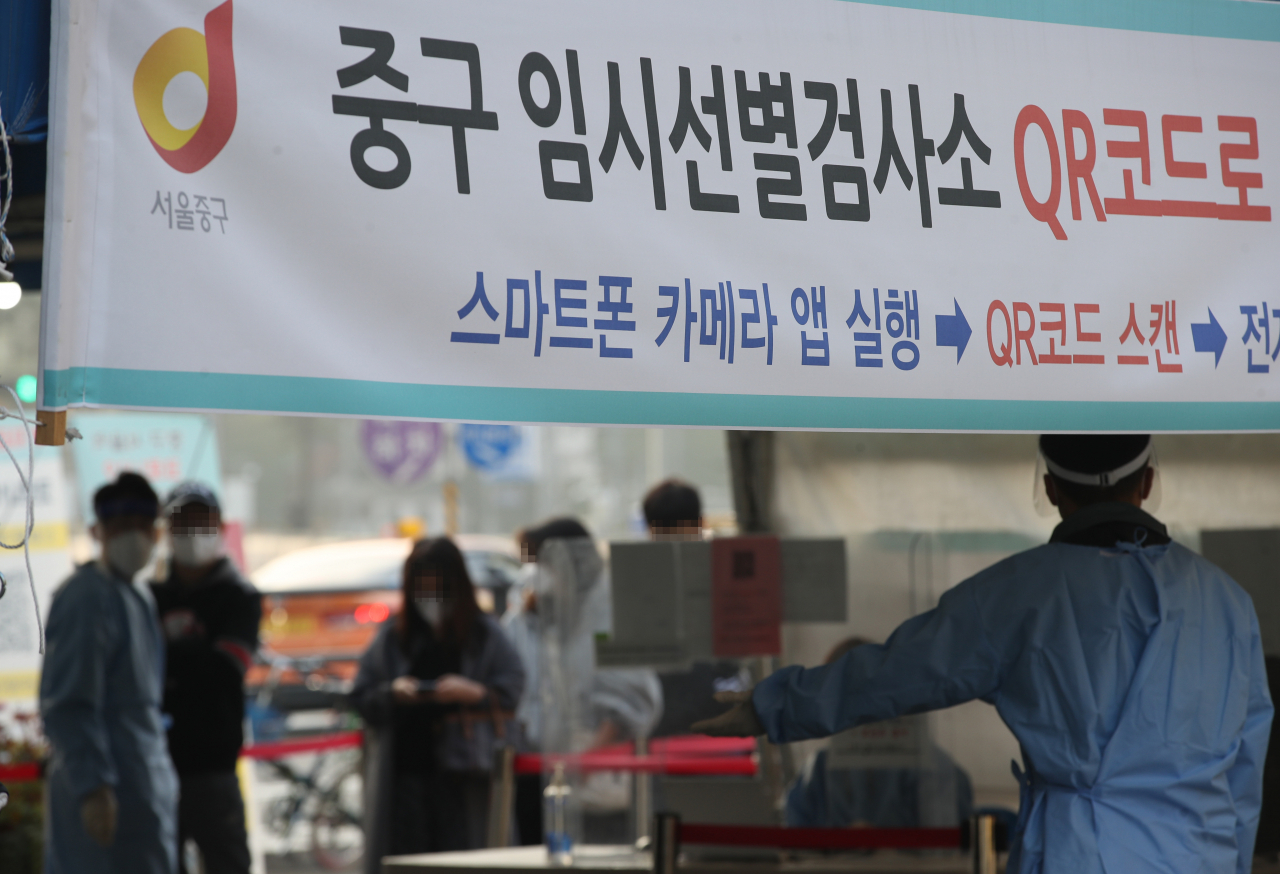 2일 오전 서울역광장에 설치된 임시선별검사소에서 시민들이 코로나19 검사를 받기 위해 줄을 서고 있다. [연합]
