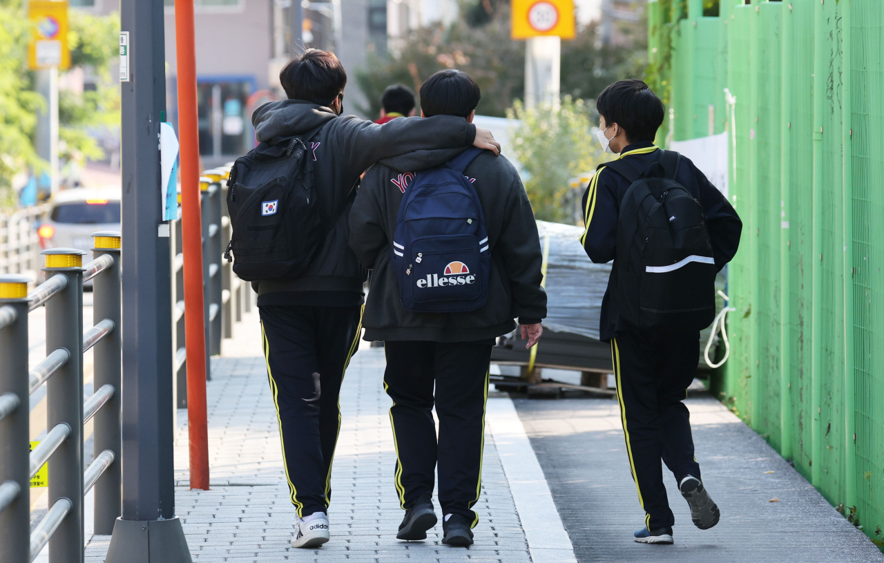 수도권을 포함한 전국의 유치원·초등·중·고등학교 학생들이 다음 달 22일부터 전면 등교한다. 지난 달 29일 오후 서울 시내 한 중학교 학생들이 하교하고 있다. [연합]