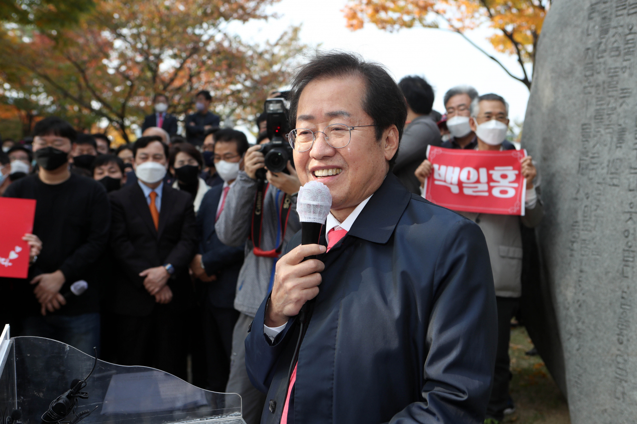 국민의힘 대선주자인 홍준표 의원이 1일 오후 대구 수성못 이상화 시비 앞에서 대구·경북 국민께 드리는 특별 기자회견을 하고 있다. [연합]