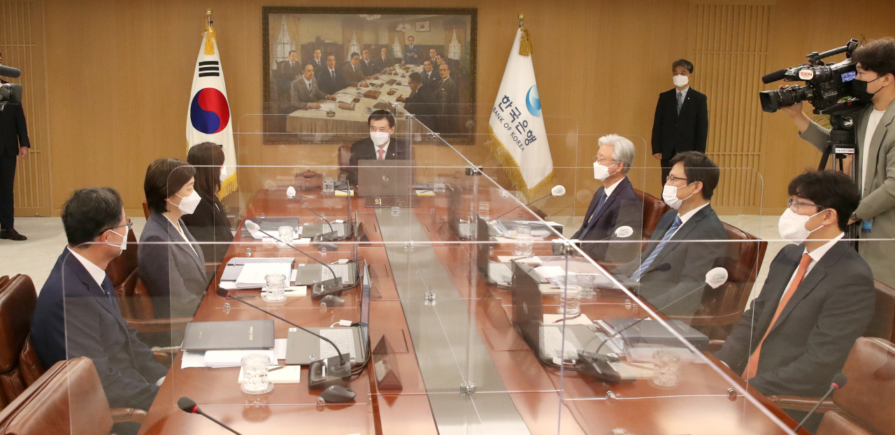 이주열(가운데) 한국은행 총재 등 금융통화위원.