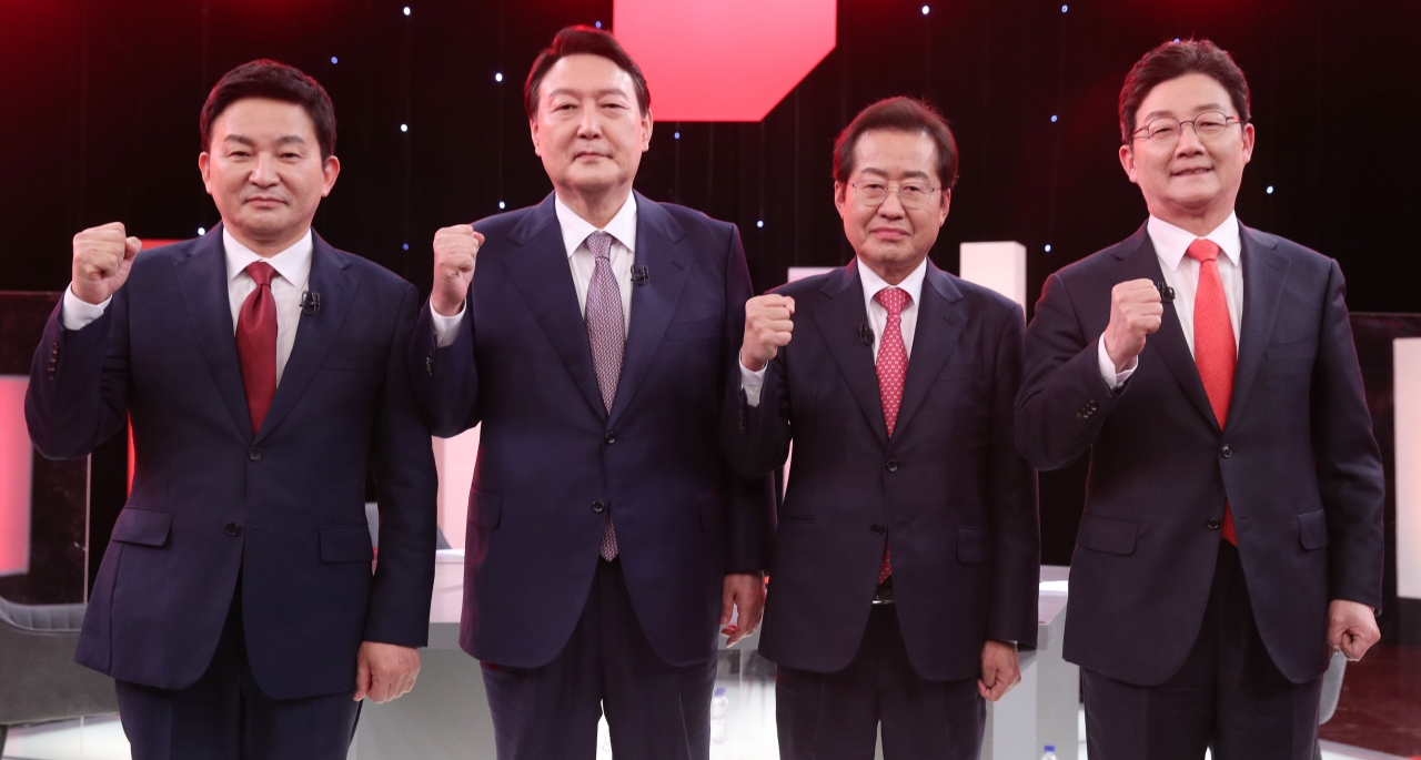 국민의힘 대선 경선 후보자 제10차 합동토론회가 열린 31일 저녁 서울 여의도 KBS 스튜디오에서 원희룡(왼쪽부터), 윤석열, 유승민, 홍준표 대선 경선 후보가 토론 시작에 앞서 포즈를 취하고 있다. [연합]