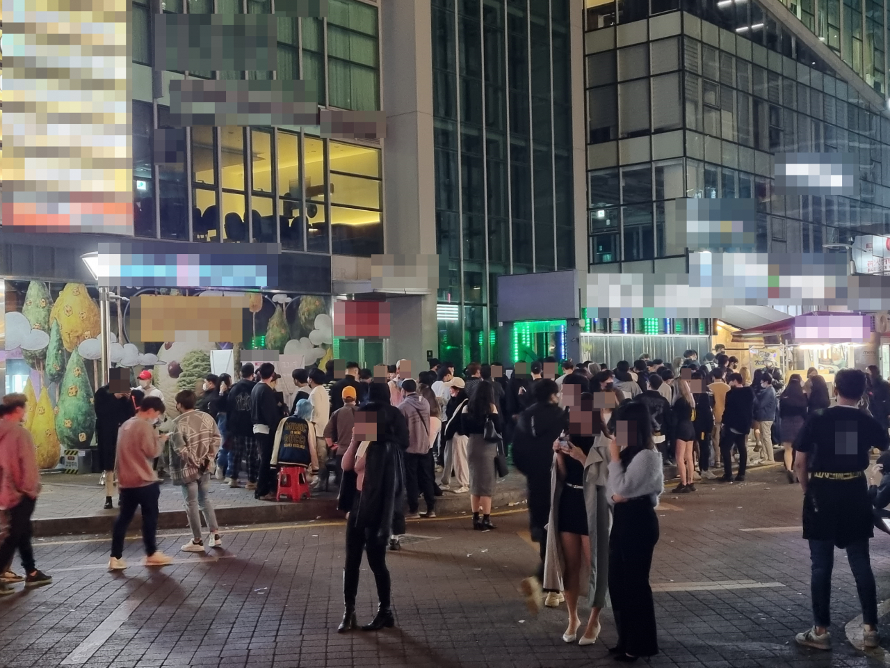 2일 0시 감염 고위험시설에 속하는 클럽이 영업을 마친 뒤 시설 주변 거리에 사람들이 몰려 았다. 클럽을 이용한 사람들이 바깥으로 나와 쉽사리 자리를 뜨지 않아 시설 종업원들이 해산을 유도하는 풍경도 그려졌다. 김영철 기자