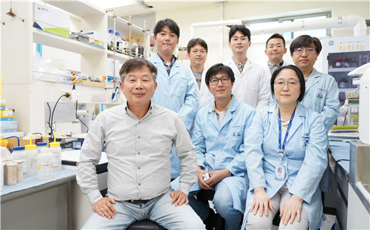 김해진(왼쪽) 박사 연구팀. [KBSI 제공]