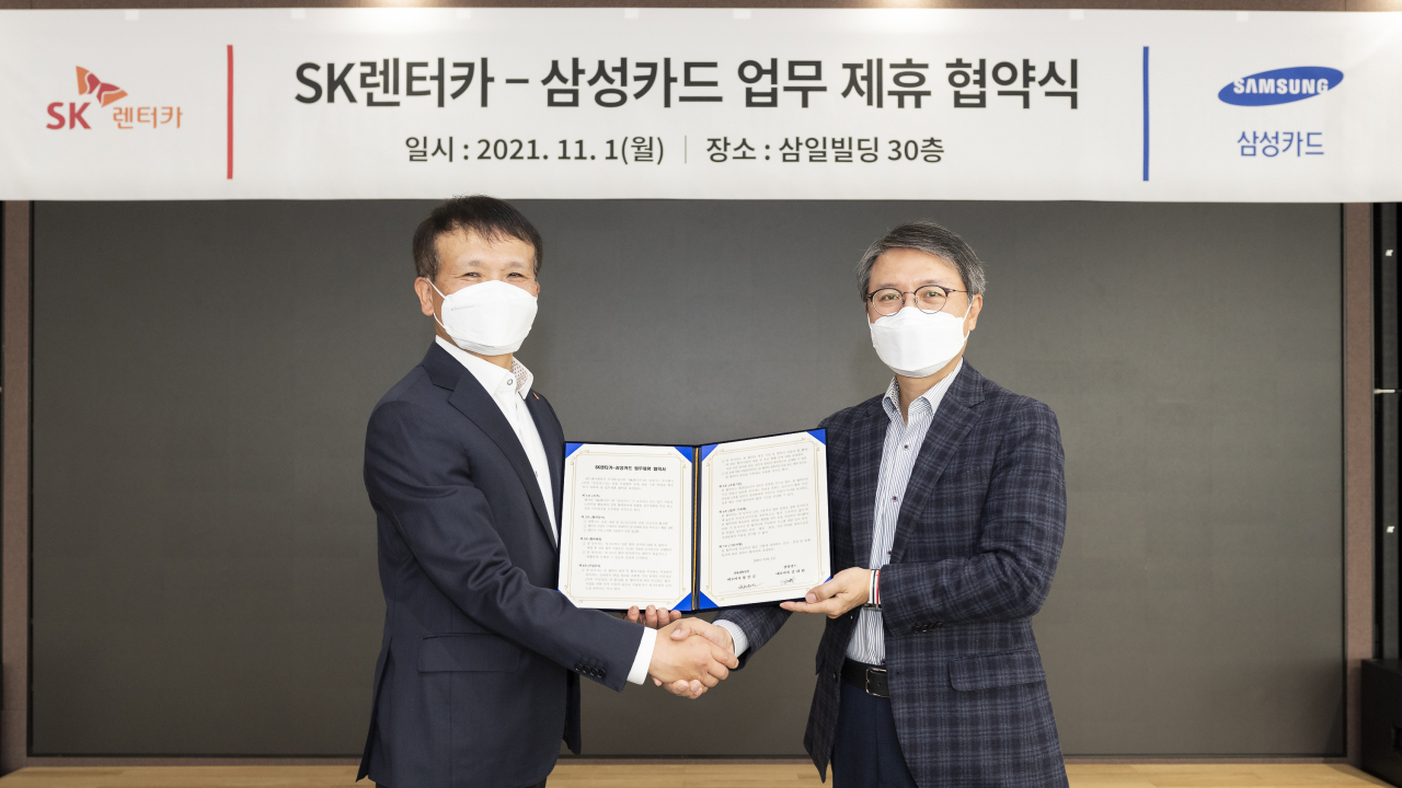 삼성카드는 지난 1일 SK렌터카와 서울시 종로구에 위치한 SK렌터카 본사에서 전략적 업무제휴 협약을 체결했다고 2일 밝혔다.​ 김대환(오른쪽)​ 삼성카드 대표와 황일문 SK렌터카 대표가 협약식 후 기념사진을 촬영하고 있다.