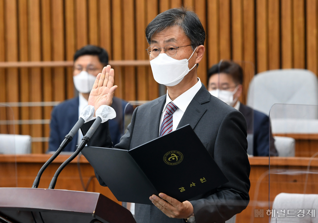 [헤럴드경제=이상섭 기자] 최재해 감사원장 후보자가 2일 서울 여의도 국회 인사청문회에서 선서하고 있다.