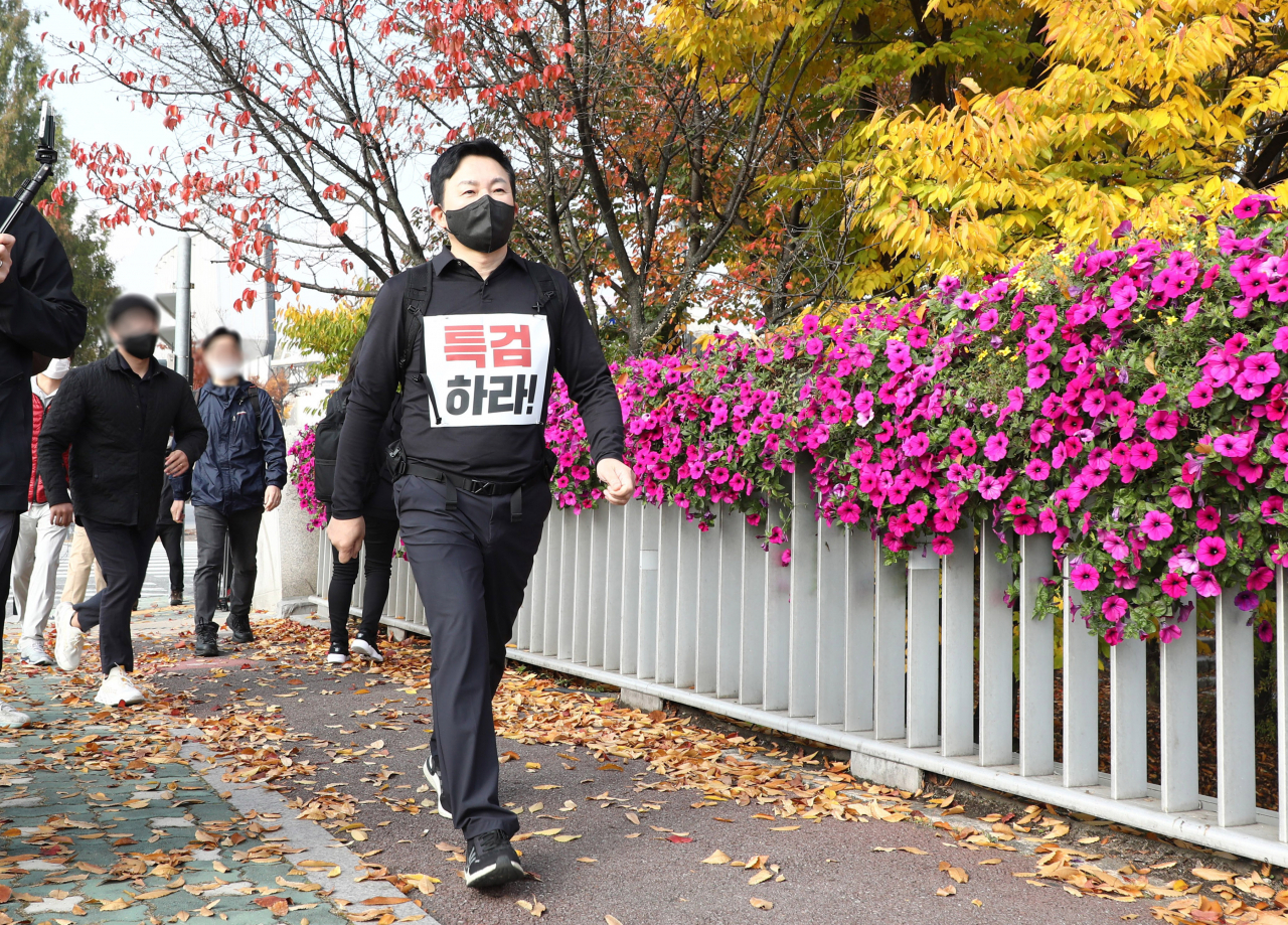 대장동 의혹 특검 수용 촉구 1인 도보 시위에 나선 국민의힘 대선 후보인 원희룡 전 제주지사가 2일 오전 경기도 성남 분당구 성남도시개발공사 인근을 지나고 있다. 원 전 지사는 이날 대장동에서 출발해 성남도시개발공사, 성남시청, 서울 중앙지검 등을 거쳐 청와대까지 1인 도보 시위를 벌인다. [연합]