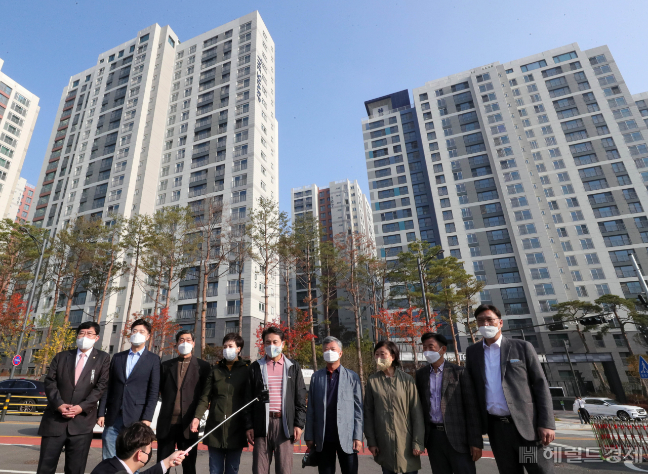 [사진=국회사진기자단] [헤럴드경제=이상섭 기자] 김진태 국민의힘 국민검증특별위원장과 김은혜 의원 등이 지난해 11월 2일 경기도 성남시 백현동의 이른바 '옹벽 아파트'를 찾아 현장을 둘려보고 있다.