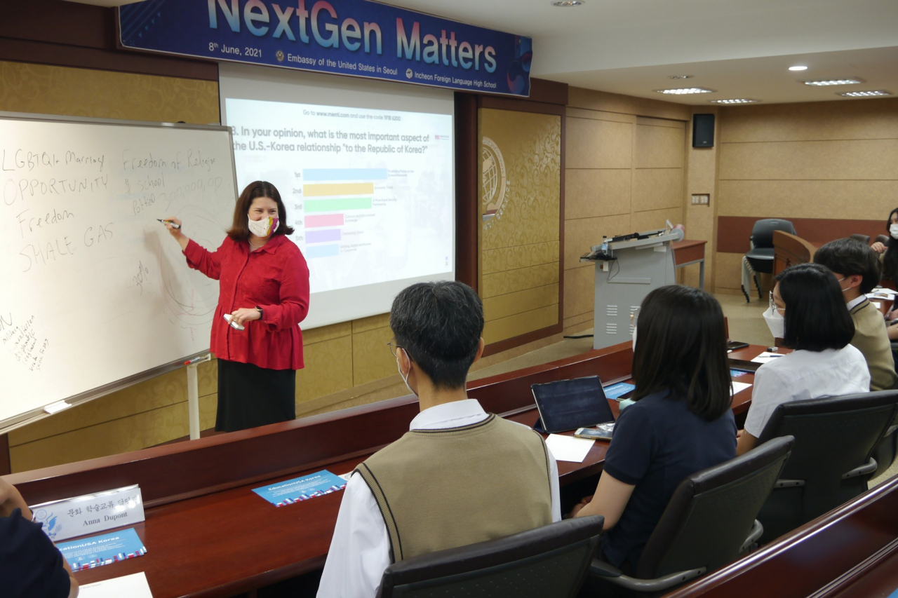 주한미국대사관 공공외교 및 소셜미디어 전략을 총괄하고 있는 애널리서 라이너마이어 공보공사 참사관. [주한미국대사관 제공]