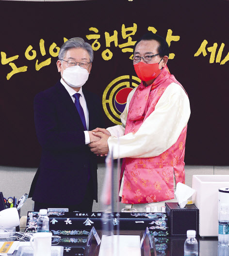 이재명 더불어민주당 대선 후보가 광폭의 공세적 행보를 보여주고 있다. 이 후보는 1일 국회에서 박병석 국회의장을 예방(위쪽 사진부터)한 데 이어 여의도에서 김원웅 광복회장을 만났고, 서울 용산구의 대한노인회(회장 김호일)도 방문했다. [연합]