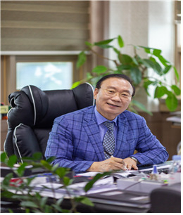 9월 ‘이달의 기능한국인’으로 선정된 신한전자기기 오철규 대표. [고용노동부 제공]