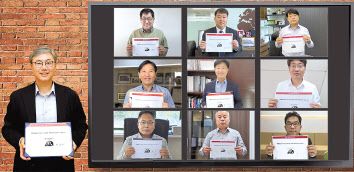 박성하(왼쪽) SK(주) C&C 대표가 사업 파트너사 대표들과 ‘ESG 공동 실천’을 선언하고 있다. [SK(주) C&C 제공]