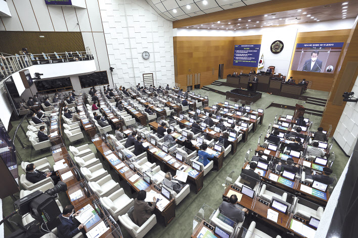 오세훈 서울시장이 1일 오후 서울시의회에서 열린 제303회 정례회 1차 본회의에서 2022년도 예산안 및 기금운용계획안에 대한 시정연설을 하고 있다. [연합]