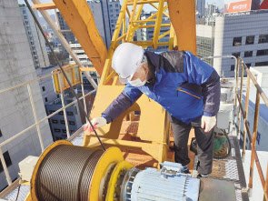 민간 전문가가 타워크레인을 점검하고 있다. [서울시 제공]