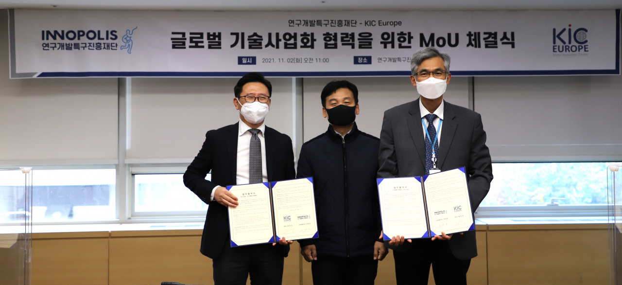 왼쪽부터 황종운 KIC유럽센터장, 강병삼 특구진흥재단 이사장, 윤병한 특구진흥재단 사업총괄본부장이 업무협약 체결 후 기념촬영을 하고 있다.[연구개발특구진흥재단 제공]