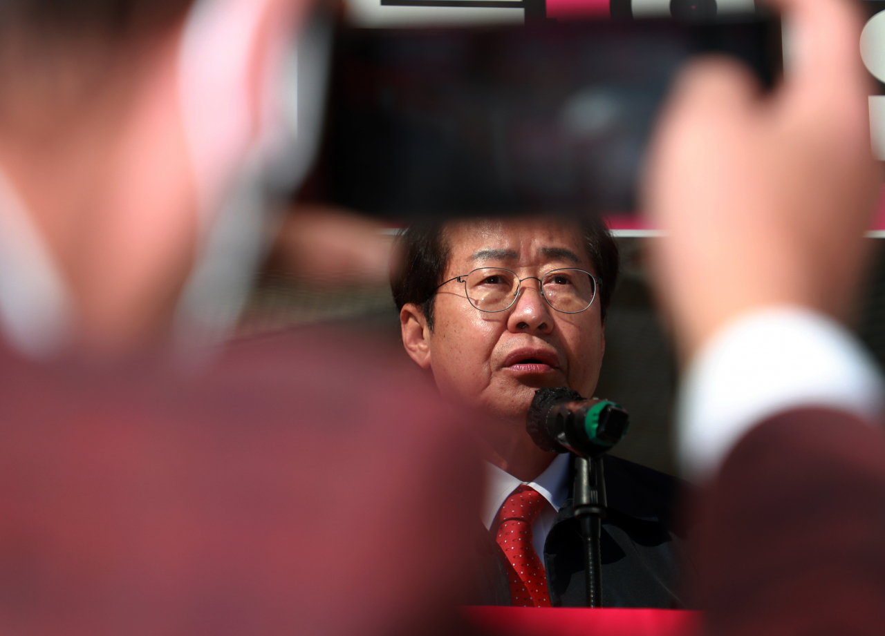 홍준표 국민의힘 대선 경선 후보가 2일 부산역에서 열린 부울경 기자회견에서 호소문을 발표하고 있다. [연합]