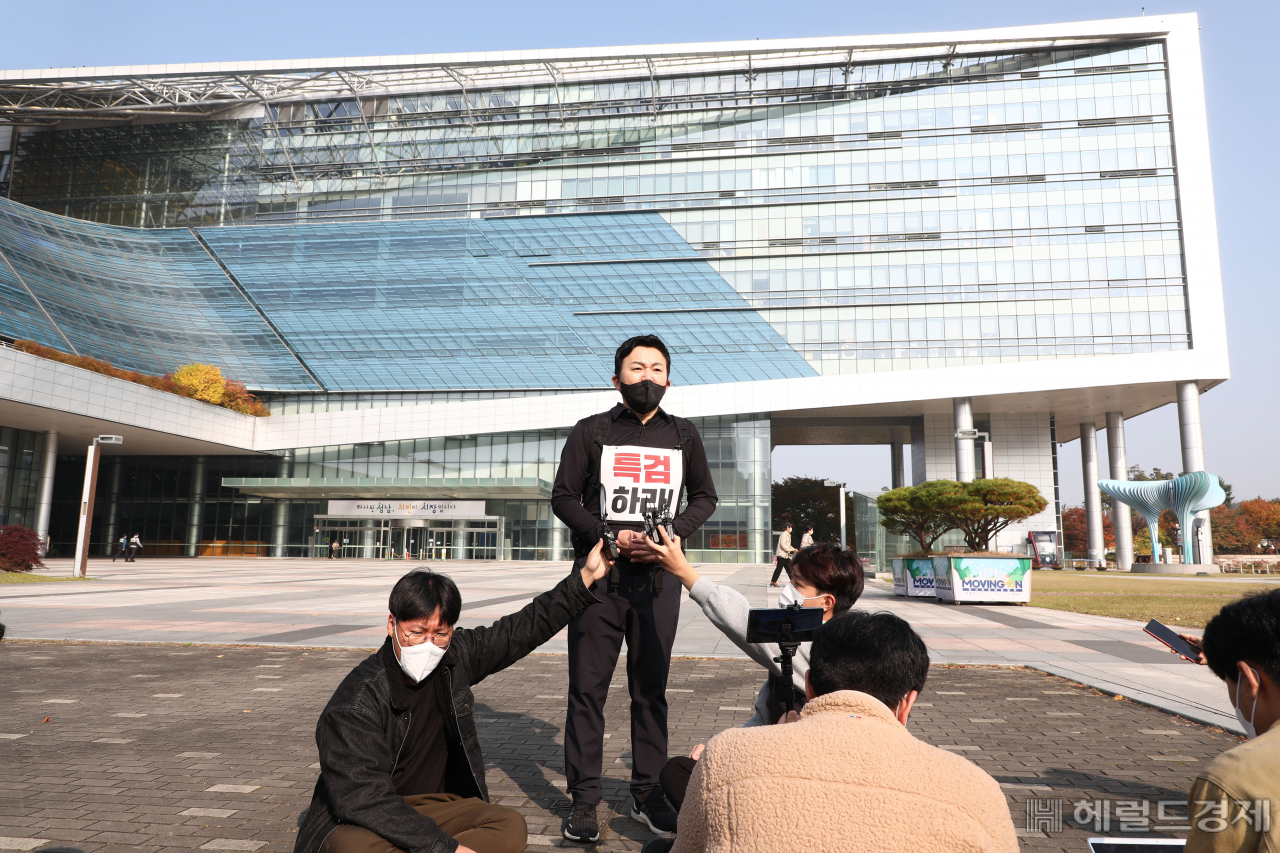 [헤럴드경제=이상섭 기자] 대장동 의혹 특검 수용을 촉구하며 1인 도보 시위에 나선 국민의힘 대권주자인 원희룡 전 제주지사가 2일 오전 경기도 성남 분당구 성남시청 앞에서 현장간담회를 열고 취재진들의 질문에 답하고 있다.