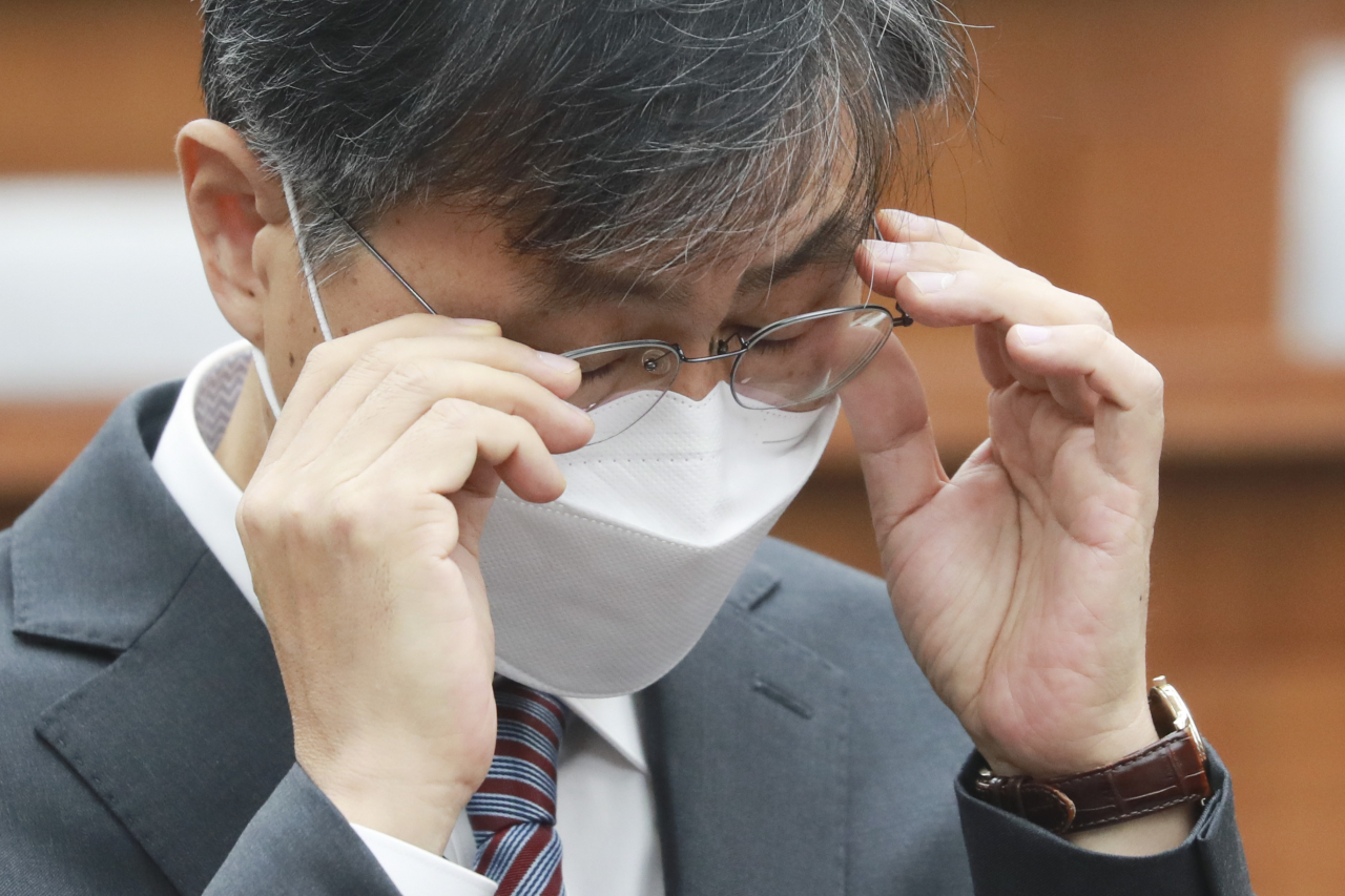 최재해 감사원장 후보자가 2일 오전 국회에서 열린 인사청문회에서 안경을 고쳐 쓰고 있다. [연합]