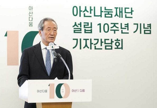 정몽준 아산나눔재단 명예이사장이 2일 마루360에서 진행된 기자간담회에서 인사말을 전하고 있다.[아산나눔재단 제공]