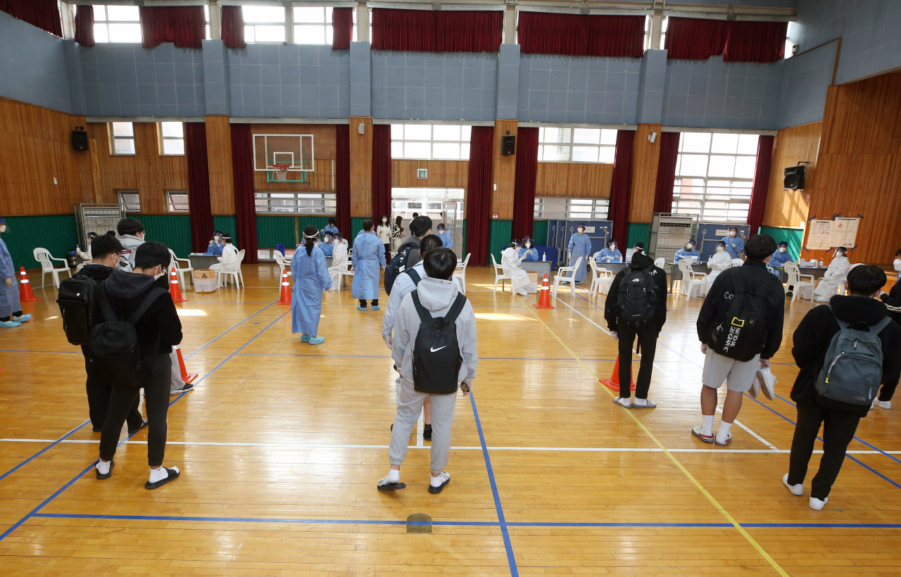 2일 오전 확진자가 발생한 광주 서구 한 고등학교에서 신종 코로나바이러스 감염증(코로나19) 검사가 진행되고 있다. 이날 광주에서는 초·중·고교 학생들이 잇달아 확진 판정을 받았다. [연합]