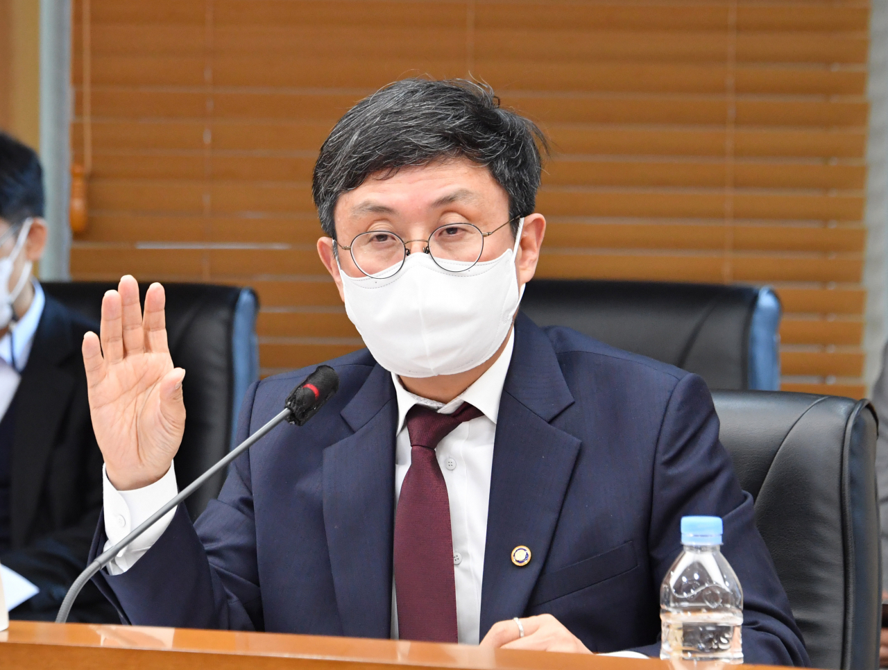 안도걸 기획재정부 차관이 2일 서울 종로구 한국무역보험공사에서 열린 '국채시장 점검 긴급 간담회'를 주재하고 있다. [기획재정부 제공]