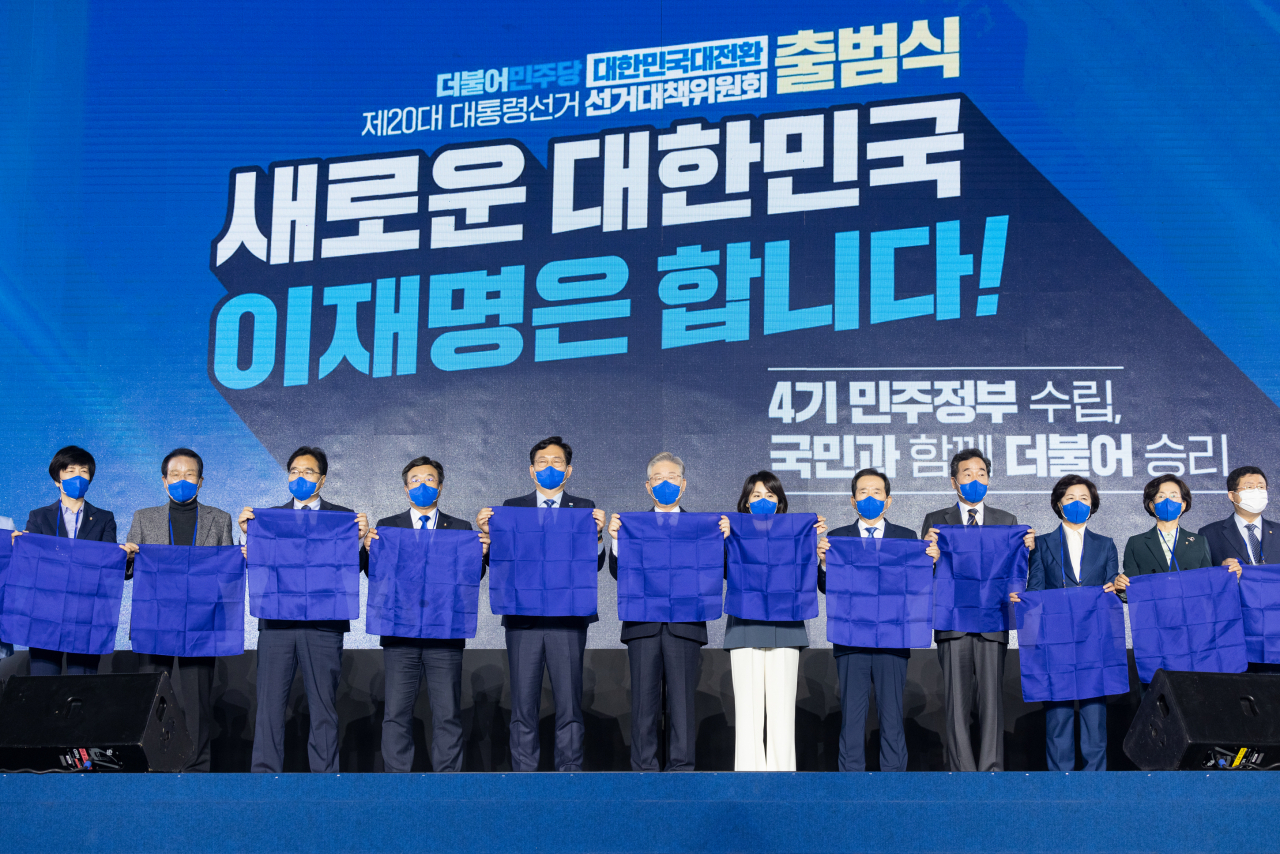 이재명 더불어민주당 대선후보와 당 지도부가 2일 오후 서울 송파구 올림픽경기장 KSPO돔에서 진행된 '대한민국 대전환 제20대 대통령선거 선거대책위원회' 출범식에서 기념 촬영을 하고 있다. [캠프 제공]