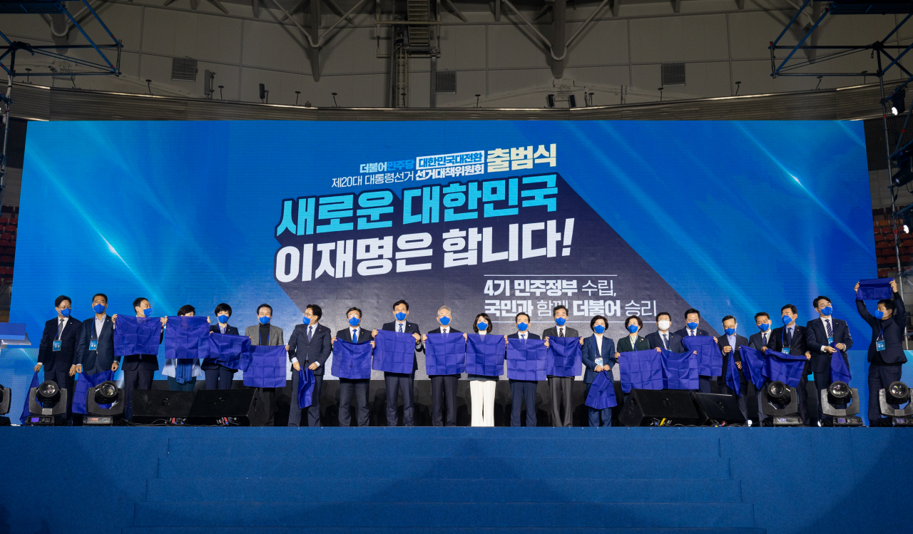 이재명 더불어민주당 대선후보와 선대위 관계자들이 2일 오후 서울 송파구 올림픽경기장 KSPO돔에서 진행된 '대한민국 대전환 제20대 대통령선거 선거대책위원회' 출범식에서 기념 촬영을 하고 있다. [캠프 제공]